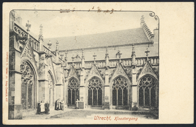 606115 Gezicht op de kruisgang van de Domkerk (Domplein) te Utrecht, vanaf de pandhof.